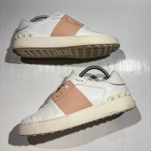 Valentino Skor - Hej! Säljer nu mina skor från märket Valentino, storlek 39 bra skick, allt på bilden ingår. Tveka inte på att höra av dig om du har frågor eller funderingar kring skorna! 