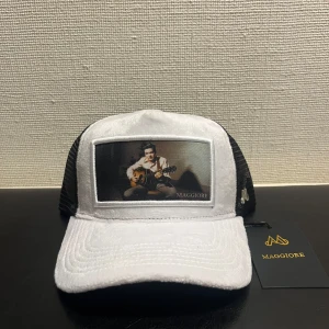 Maggiore Limited Edition  - Snygg limited edition keps från Maggiore med motiv av Elvis Presley. Kepsen är helt i nyskick och aldrig använd, tagg finns kvar. Nypris på Maggiores hemsida är 800kr.