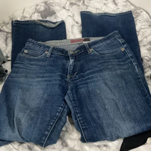 Blå jeans Street One superlong - Säljer ett par blå jeans från Street One, modell Vivica superlong. De har klassisk femficksdesign, snygga broderade detaljer på bakfickorna och raka ben. Jeansen är i ett mörkare blått denimtyg med kontrastsömmar och passar dig som vill ha extra långa ben.