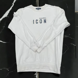 Dsquared2 ICON - 👕 Dsquared2 ICON sweatshirt 📏 Storlek: L (passar även M) 💸 Pris: 450 kr 🎨 Färg: Vit med mörkblå texttryck 📦 Skick: Mycket bra, lätt använd 🛍 Märke: Dsquared2 – exklusivt och trendigt 🔥 Design: Klassisk rund halsringning 🧵 Material: Mjuk bomullsblandning för maximal komfort ✂️ Passform: Normal till lätt oversized beroende på storlek 🎯 Detaljer: Ribbad mudd vid ärmar och nederkant ✨ Tryck: “ICON” tryck fram med Dsquared2-logga 👟 Stil: Passar både till jeans, shorts och mjukisbyxor 🌦 Användning: Per