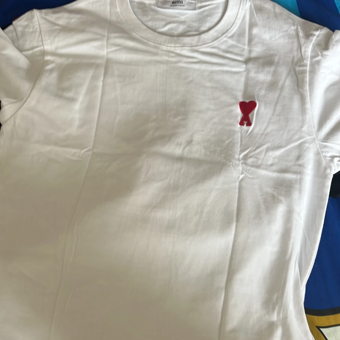 Vit t-shirt från Ami med rött hjärta