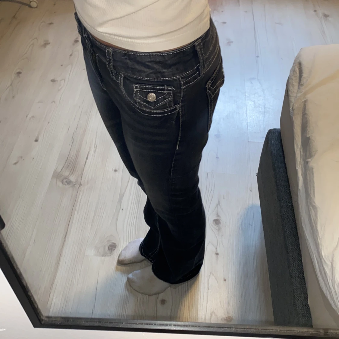 Svarta bootcut jeans med kontrastsömmar - 1