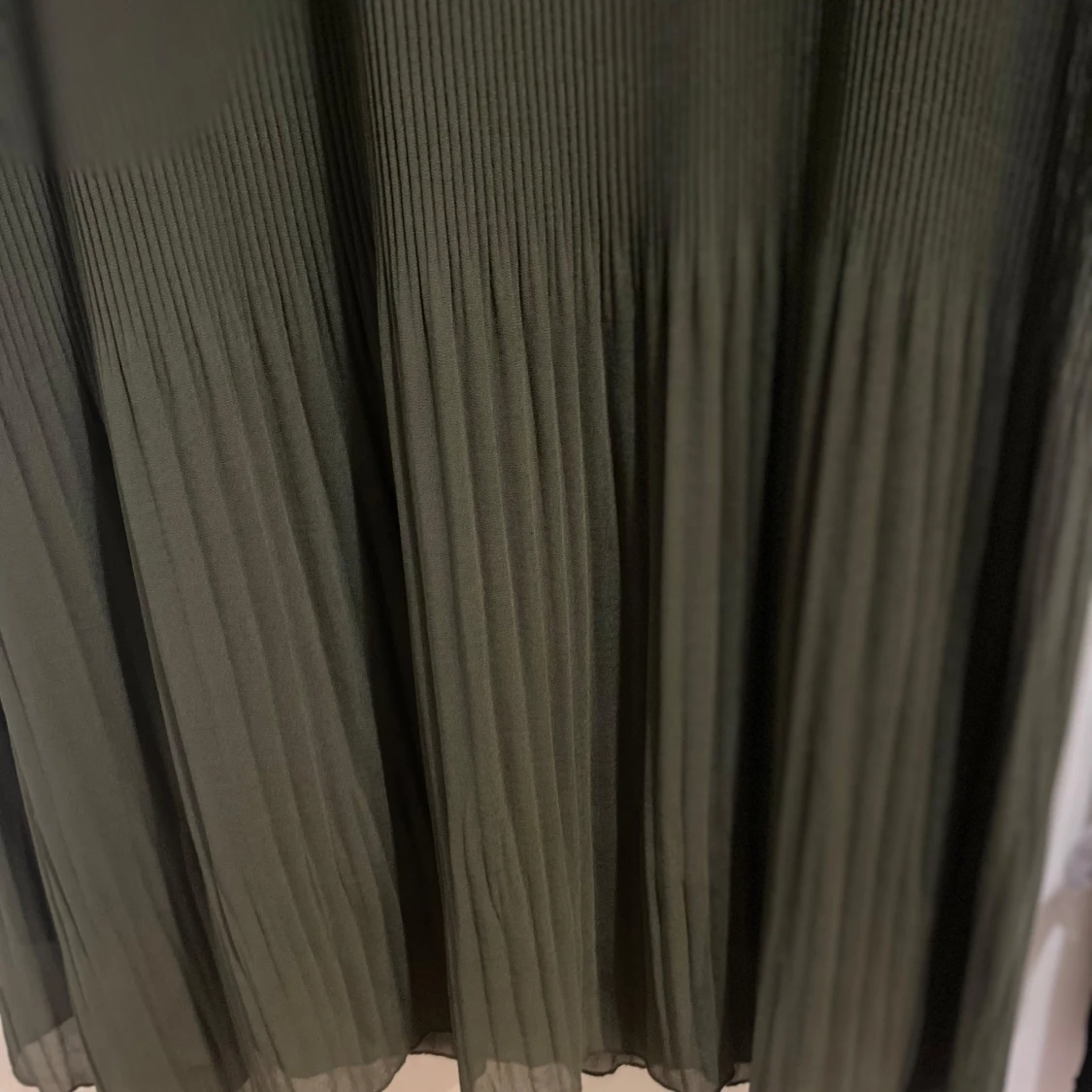 Plisserad långklänning i olivgrönt - 2