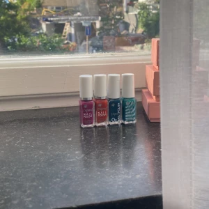 Fyra Depend nagellack i olika färger - Säljer fyra snygga Depend nagellack i glasflaskor med vita korkar. Färgerna är lila, orange, mörkblå/mörkgrön och turkos/grönglittrig. Perfekt för dig som vill ha färgglada och trendiga naglar. Volymen är 5 ml per flaska.