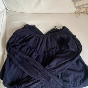 Mörkblå blus från Gina tricot  - Mörkblå blus använd några gånger från Gina tricot i storlek 146/152,xs,32/34