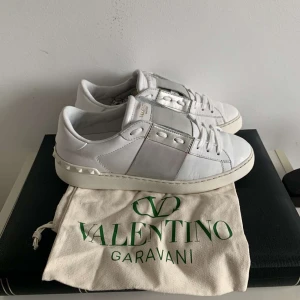 Valentino Open - Säljer dessa valentino open som är i mycket bra skick, dustbag tillkommer också💞
