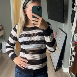 Randig stickad tröja svart och vit - Säljer en snygg stickad tröja med breda svarta och vita ränder. Tröjan har långärmad modell  som är genomskinlig!