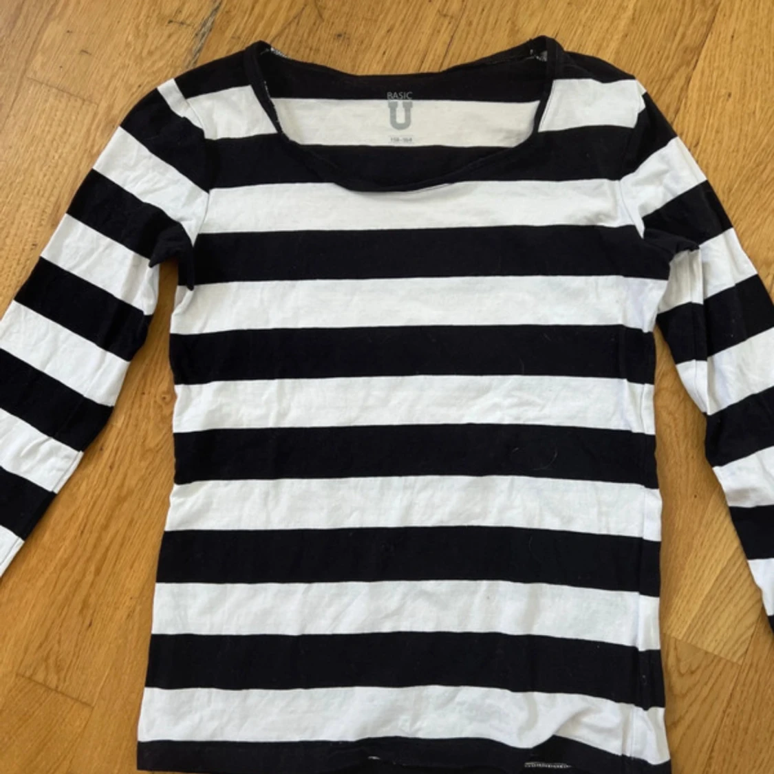 Svartvit randig långärmad tröja