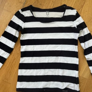 Svartvit randig långärmad tröja - Säljer nu denna tröja då den blivit för liten!🖤 Använd max 2 gånger så den är i fintskick!🖤