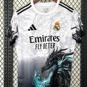 Real Madrid draktröja Adidas - Snygg Real Madrid fotbollströja från Adidas med svart och vit drakdesign, klubbmärke på bröstet och Emirates Fly Better-tryck. Tröjan har korta ärmar och coola svarta detaljer på axlarna. Perfekt för dig som vill sticka ut på planen eller läktaren. Finns i alla storlekar!!!