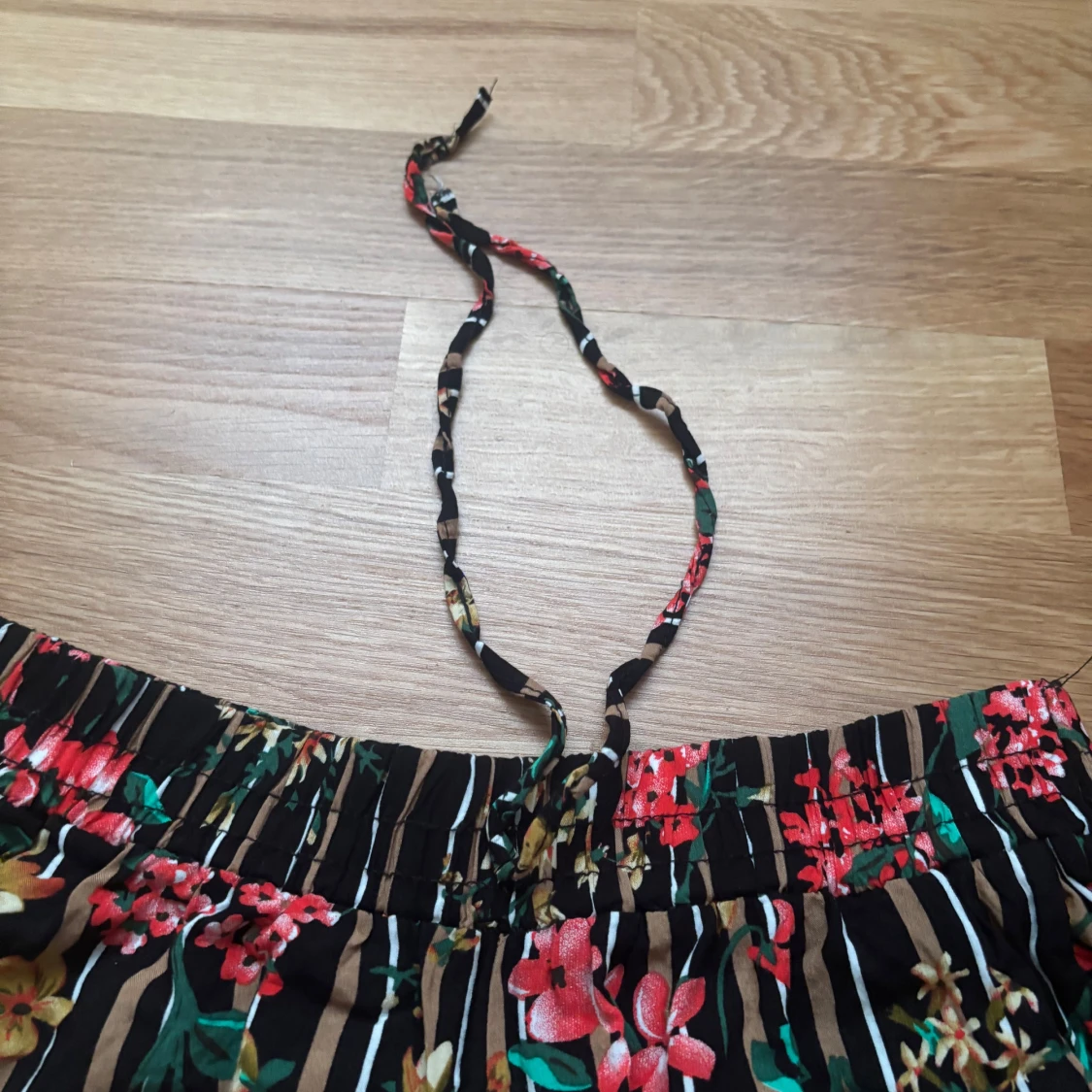 Blommiga randiga shorts med spetskant - 1