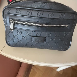 Crossbody / Magväska - Mycket bra skick perfekt att ha när man cyklar, åker moppe , voj eller har händerna fulla