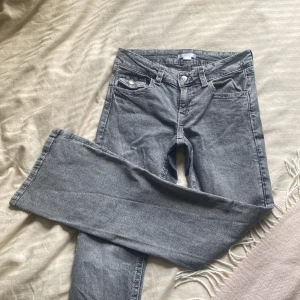 Grå jeans från Gina Tricot  - Snygga grå jeans från Gina Tricot  med coola fickdetaljer och knappar både fram och bak. Jeansen har klassisk femficksdesign, silverfärgade knappar och är tillverkade i mjukt denimtyg. Perfekt för dig som gillar en chill och stilren look❣️