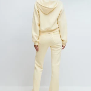 Ljusgula mjukisbyxor Gina Tricot - Säljer ett par ljusgula mjukisbyxor med raka ben och vit snörning i midjan. De är helt nya från Gina 💕