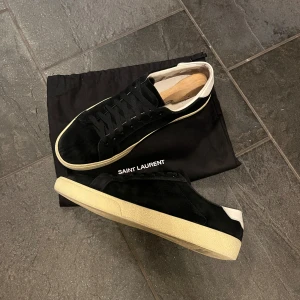 Saint laurent skor - Saint Laurent skor i storlek 41. I bra skick sliten under på sulan, se sista bilden. Dustbag medföljer. Skriv gärna vid funderingar 