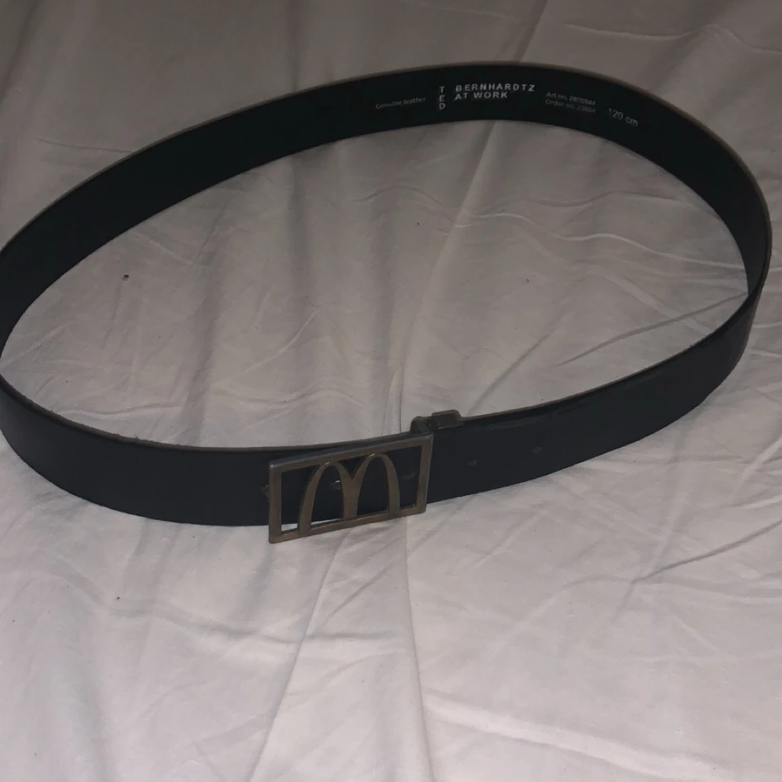 Svart skinnbälte med McDonald's-spänne