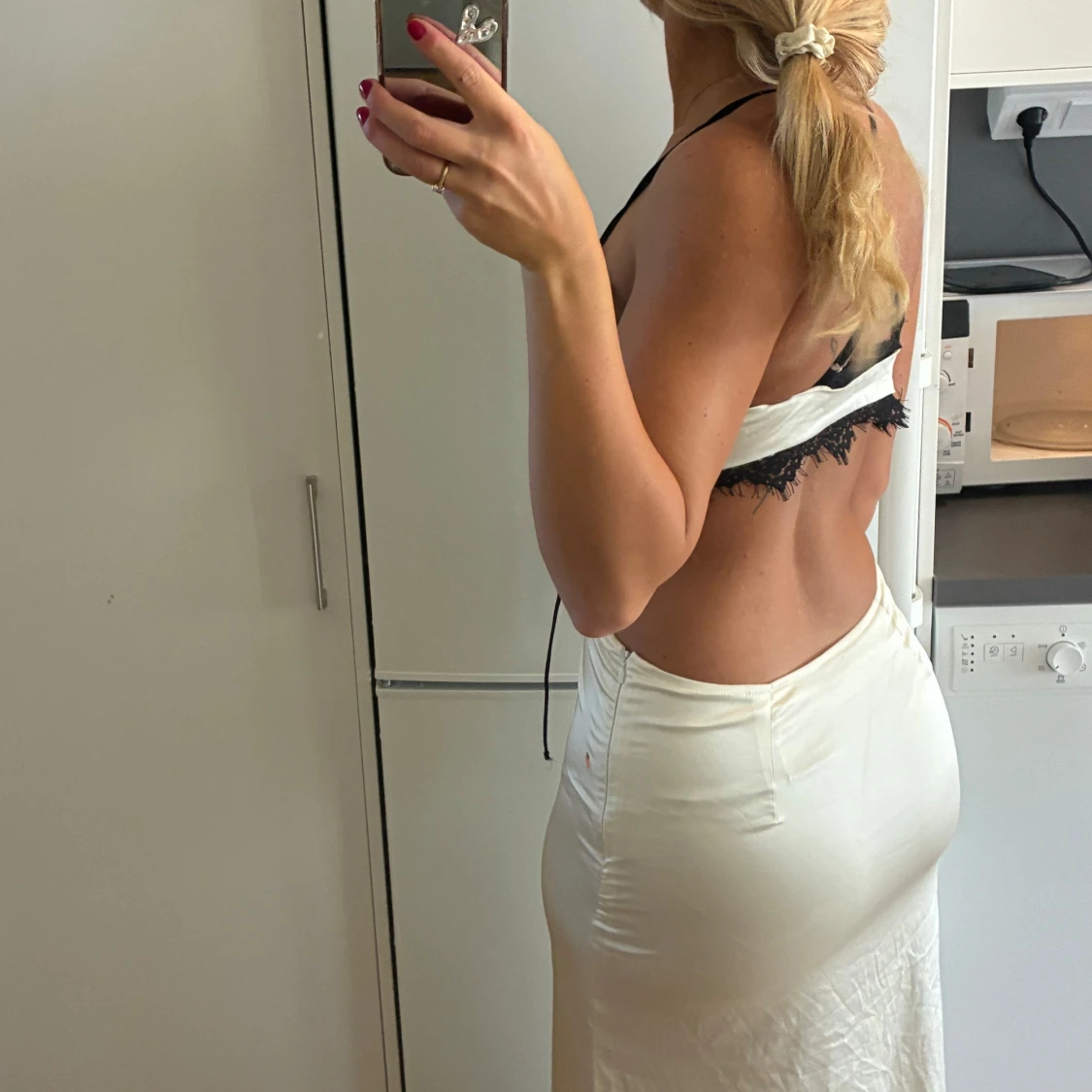 Vit långklänning med spets och slits - 1