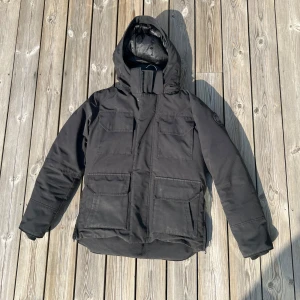 Canada Goose Maitland Parka Black Label  - Svart Canada Goose jacka med avtagningsbarhuva och flera fickor framtill. Jackan har logotypen på vänster ärm, black edition.   Eftertraktad och svår att få tag i. Säljer pga växt ur den tyvärr. Snyggaste jackan jag haft!   Skicket är väldigt bra, burit den med kärlek!   Nypris 12k, köpt på NK