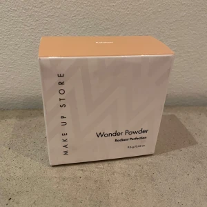 Wonder Powder Kalahari från Make Up Store - Wonder Powder i nyansen Kalahari från Make Up Store är ett ansiktspuder med silkeslen och lätt formula som smälter in i huden. Ger en jämn och strålande finish med naturlig glow. Förpackningen är stilren i beige och vitt, innehåller 9,6 g.