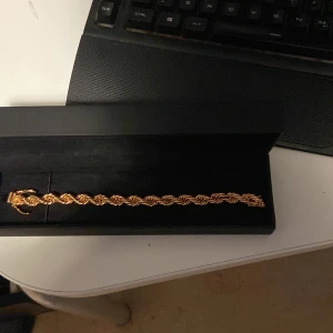 Guldplätterad cordell armband 18k - Säljer detta vackra armband från kejsar, det är en otroligt fin kedja som känns väldigt exklusiv och blänker som bara den. Kedjan är tillverkade i den slitstarka metallen mässing överdraget med 18K PVD guldplättering,äkta svenskt guld  Kedjan är i mycket bra skick. Lite kort om kedjan är 19,5cm lång och 8mm bredd kedjan väger mellan 42-47g. .Kedjan är köpt för 1399kr,så priset kan diskuteras!                                      Om ni bor i Göteborg så kan vi sänka priset til 750