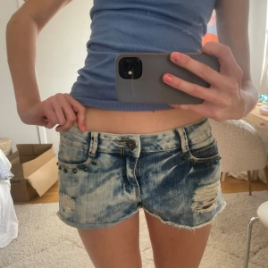Lågmidjad tie dye shorts - Så coola lågmidjade jeansshorts. Tie dye och nitar💗
