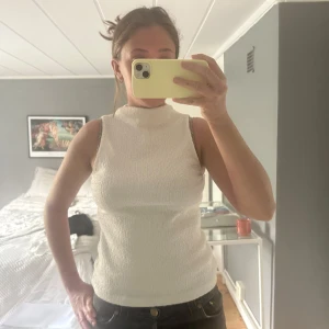 Topp - Creamvit räfflad polotopp från Massimodutti. XS/S