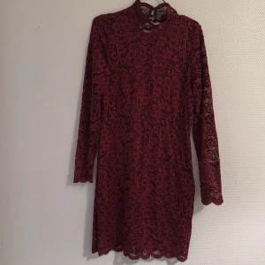 röd spets klänning - använd endast en gång, jätte bra skick, finns även i svart🌸 pris kan alltid diskuteras 🌸