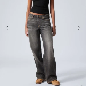ample loose jeans  - Grå loose jeans från Weekday i modellen Ample. Endast använda 1 gång! Storlek W29 L34. Nypris 590kr. Pris kan diskuteras