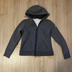 Moncler cardigan  - Säljer en Moncler cardigan. Jättebra skick och användning syns inte alls. Ny pris ligger på runt 9 tusen, mitt pris 2 299kr. Priset är inget hugget i sten så hör av er vid intresse eller funderingar.