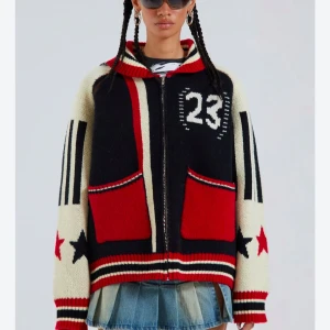 Team 23 jaded london - Snygg stickad jacka med dragked. Designen har svarta och röda stjärnor samt ränder på en beige bas. Nummer 23 pryder framsidan. Ifrån Jaded London och säljs inte längre! I stl S-M