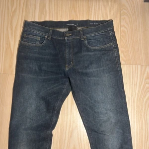 Mörkblå jeans från Saint Laurent - Skitfeta saint laurent jeans som jag säljer för att jag behöver pengar. Sköna och tight stacked fit
