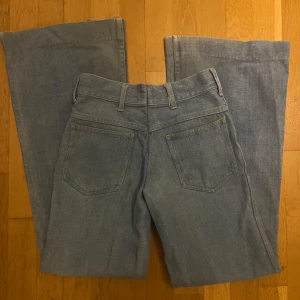 Blå jeans med bootcut - Snygga blå jeans med bootcut.