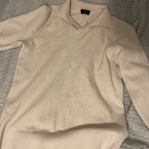Beige tröja från Massimo Dutti - Säljer en stilren beige tröja från Massimo Dutti. Tröjan har en klassisk krage och är tillverkad i en mjuk ullblandning. Perfekt för en elegant och avslappnad look. Storlek L passar M sitter tight