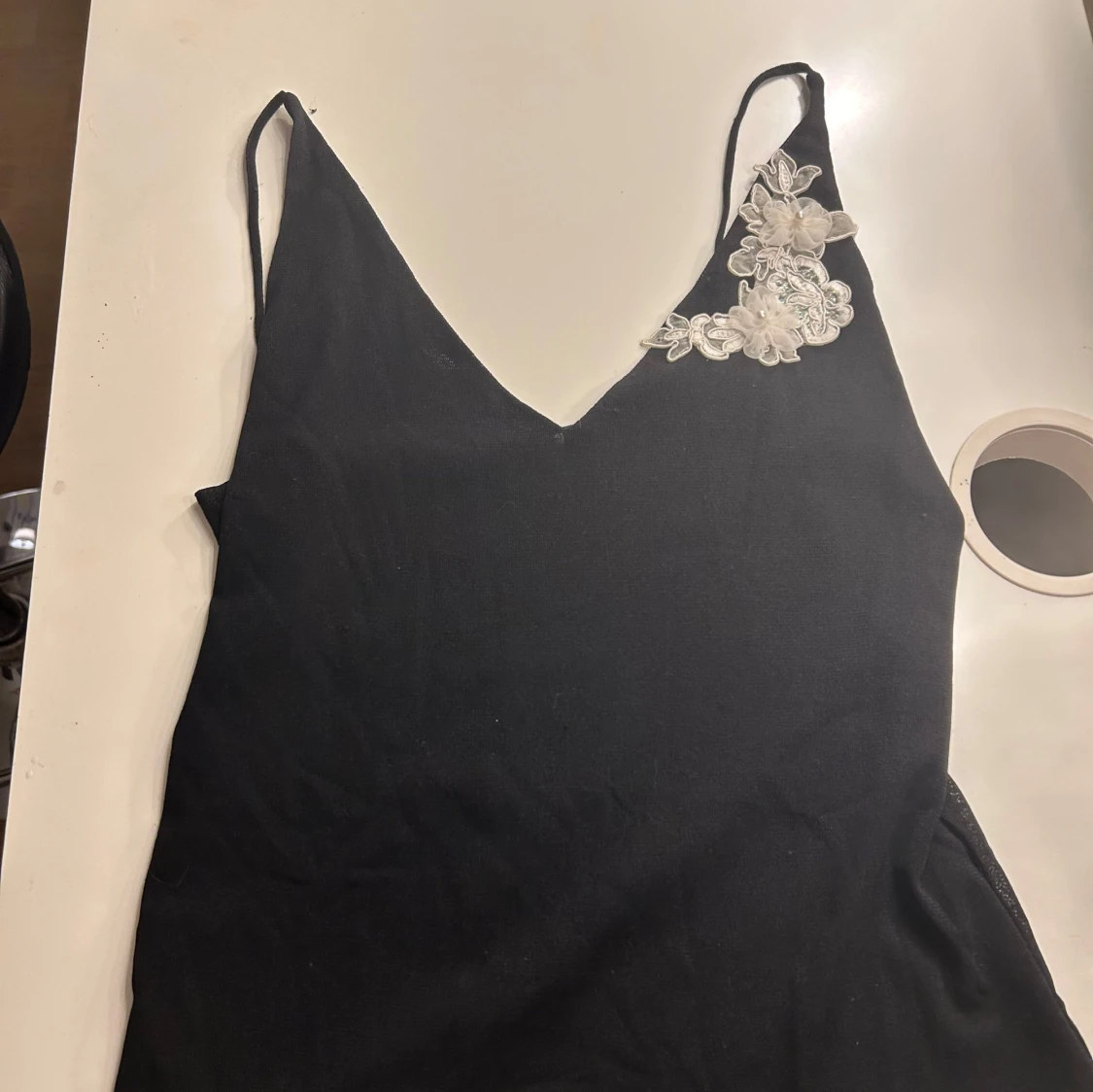 Svart linne med blommig spetsdetalj