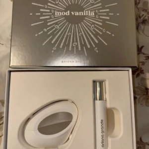 Mod Vanilla parfymset från Ariana Grande - Upptäck Mod Vanilla parfymset från Ariana Grande. Setet innehåller en elegant vit flaska med en modern design och en matchande förpackning. Perfekt för dig som älskar en söt och vaniljdoftande parfym. En stilren och trendig doftupplevelse. 30 ml och 10 ml, endast testad 