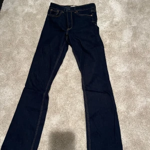 Mörkblå bootcut jeans - Snygga mörkblå bootcut jeans med detaljer runt fickorna. Slut på Zaras hemsida!! Använda 1 gång, som helt nya💙💙