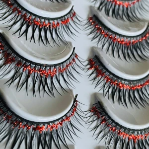 By prisförslag- 2 par Svarta lösögonfransar med röd glitterdetalj - Snygga svarta lösögonfransar med en iögonfallande röd glitterdetalj vid basen. Perfekta för att ge en dramatisk look och extra glans till dina ögon. Lätta att applicera och bekväma att bära.