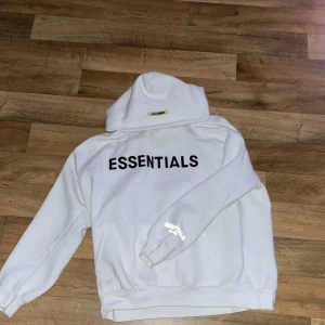 Vit hoodie från Essentials - Mycket bra skick aldrig använd stl M men passar L