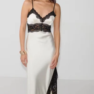 SÖKER KLÄNNING FRÅN GINA - SÖKER DENNA KLÄNNING FRÅN GINA I STRL 38