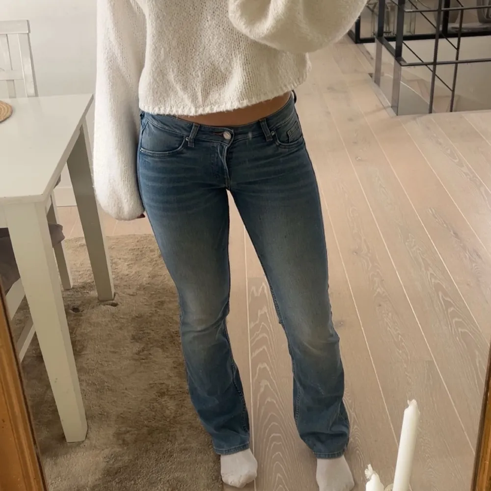 Snygga blå jeans med bootcut-stil och låg midja. Jag är 166 och de passar perfekt på mig. Farkut & Housut.