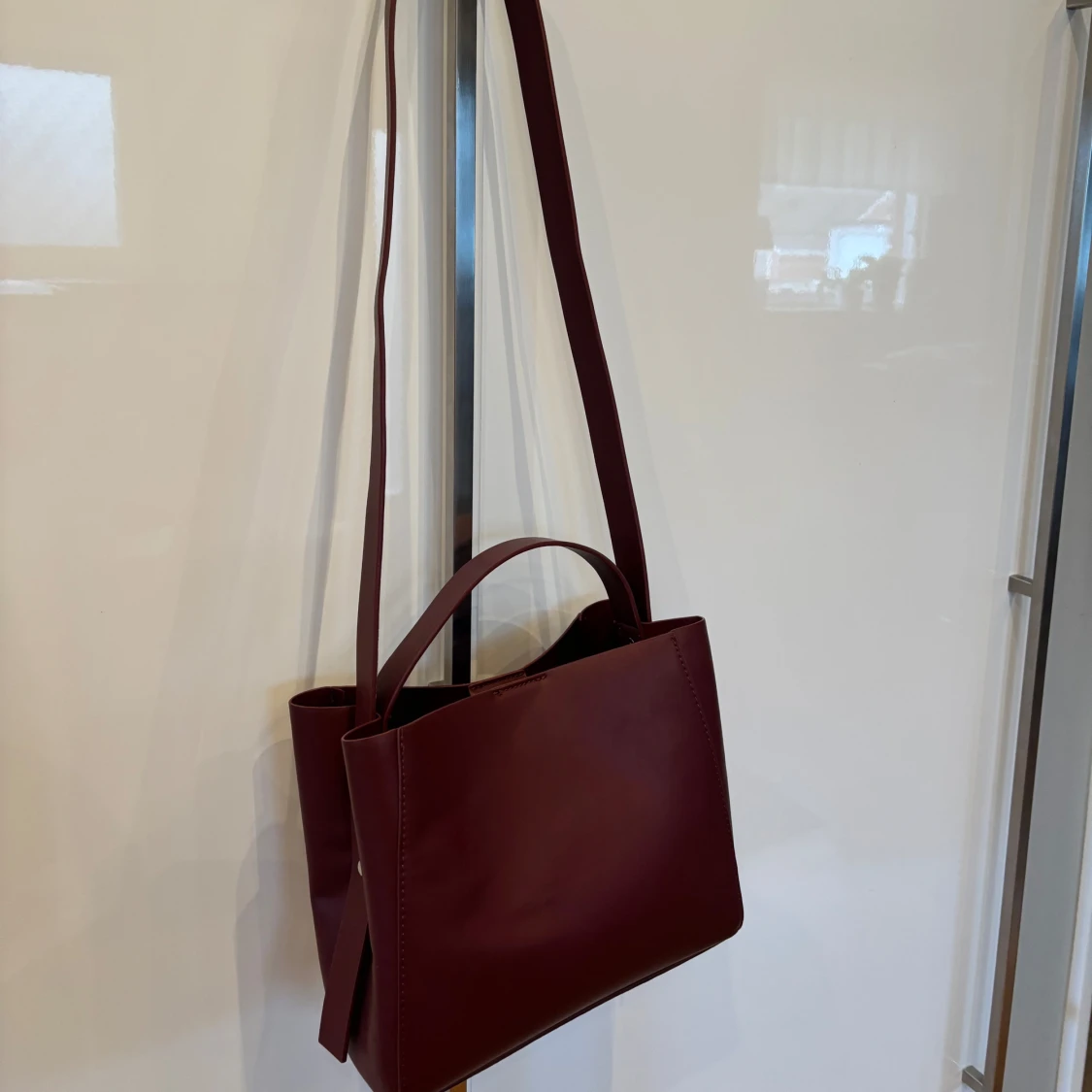 Vinröd axelväska från Gina Tricot - 1