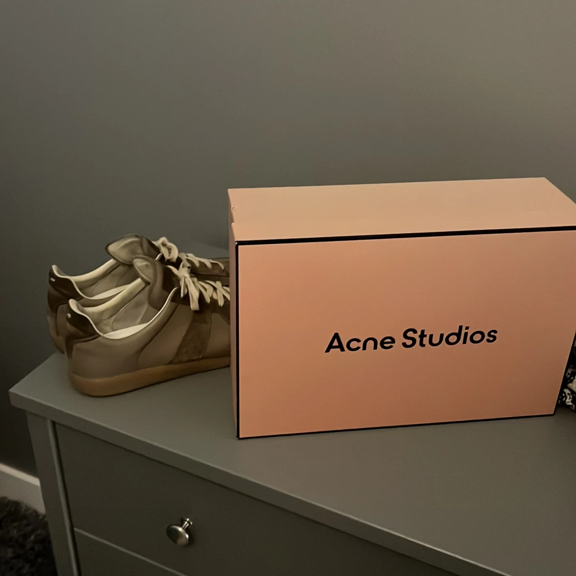 Beige sneakers från Acne Studios, Masion margiela