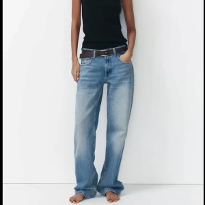 Blå jeans  - Super snygga blå jeans från Zara. De är midwaist💛 aldrig använda då dom inte passade mig och försent att skicka tillbaka, storlek 34💛nypris 400kr säljer för 350, pris kan diskuteras vid snabb affär💛