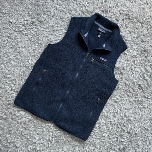 Patagonia fleeceväst  - Säljer denna riktigt sköna Patagonia västen! | Mycket fint skick utan defekter! | Storlek S sitter något tight på mig. | Ställ gärna frågor innan du köper