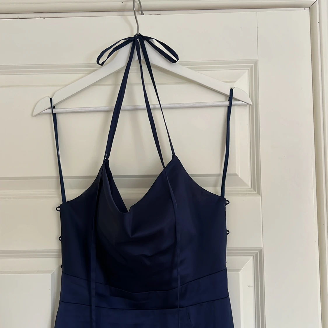 Marinblå balklänning med öppen rygg - 3