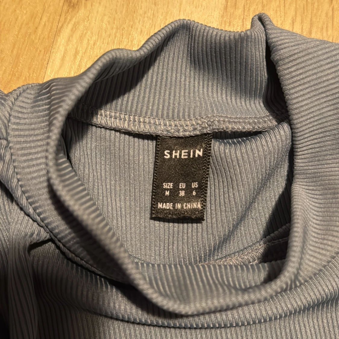 Ljusblå topp med glansiga ärmar från Shein - 2