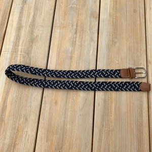 Vävt bälte  - Snyggt vävt bälte i svart, blå och grå med bruna läderdetaljer. Perfekt för att ge en stilren touch till din outfit. Liten slitning vid läderflräpen men inget som syns eller påvrker användningen.  Hör gärna  av dig vid funderingar? 
