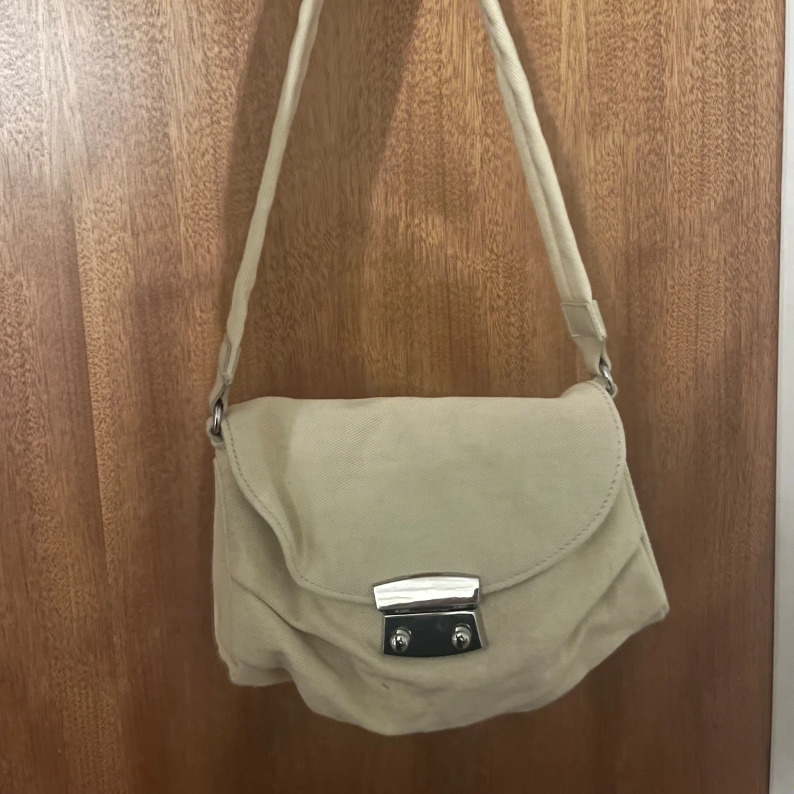 Beige axelväska med metallspänne - 1