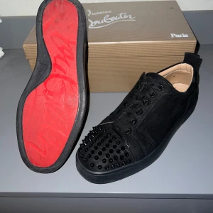 Loubitins  - Snygga skor till sommaren använda men fortfarande i bra skick allt ingår såsom dustbag m.m pris går att diskutera.