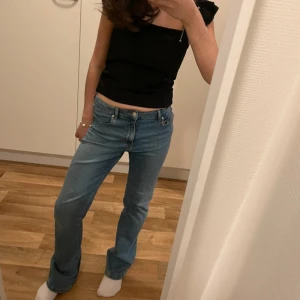 Blå bootcut jeans med fickor - Köpa på ginas barnavdelning i storlek 158, passar mig som är ca 160cm och brukar ha s-m!